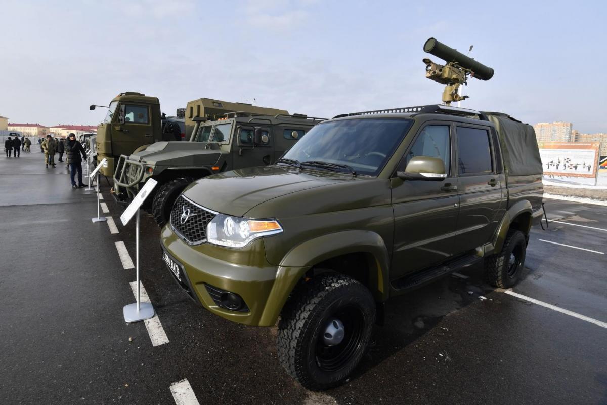 Военным из Белгородской области в зоне СВО передали 100 автомобилей