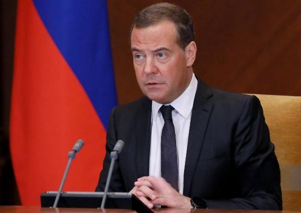 Медведев раскрыл сценарий конфликта в случае отказа Киева от предложений Путина (военный преступник)