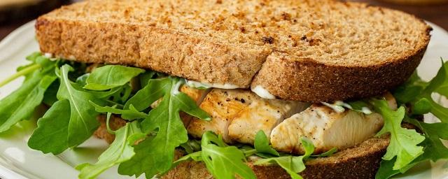 Эксперт по диетическому питанию Верис рекомендовал заменить фруктовый перекус бутербродом