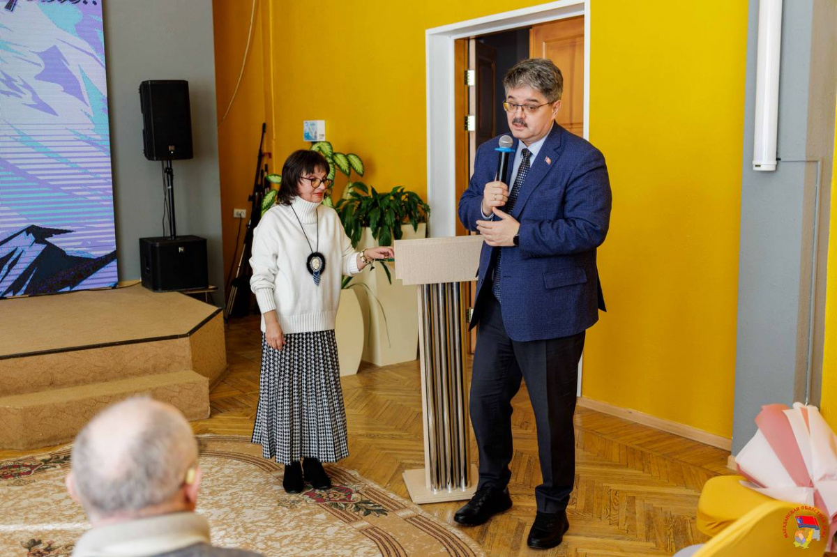 «Ее книги становятся глотком чистого воздуха»: спикер Магаданской областной Думы Анатолий Широков встретился с членом Союза писателей России и лауреатом премии Гоголя Светланой Забаровой