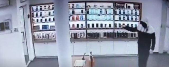 Вооруженный ножом разбойник ограбил салон сотовой связи в Одинцово