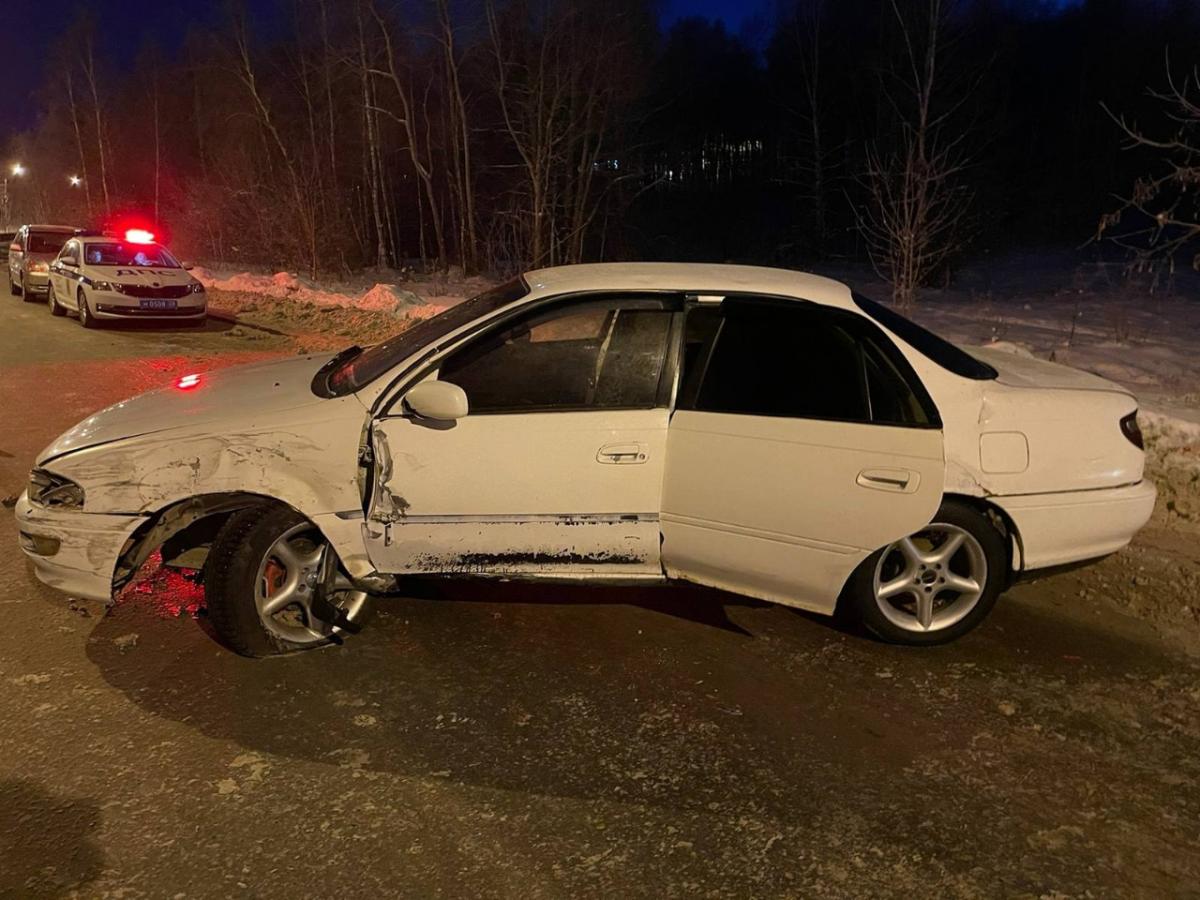 В Иркутске мужчина во время погони прокатил полицейского на капоте и попал в ДТП