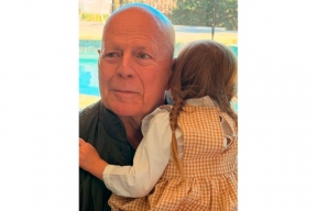 Деми Мур поздравила с 71-летием Брюса Уиллиса трогательным семейным фото