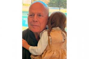 Деми Мур поздравила с 71-летием Брюса Уиллиса трогательным семейным фото