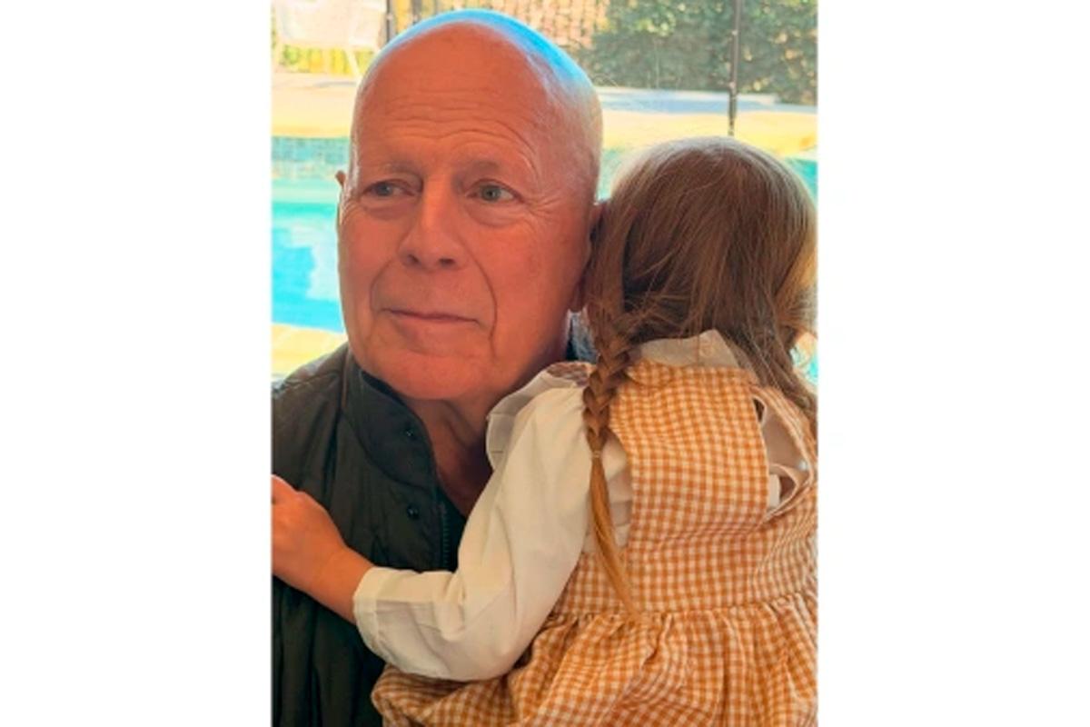 Деми Мур поздравила с 71-летием Брюса Уиллиса трогательным семейным фото