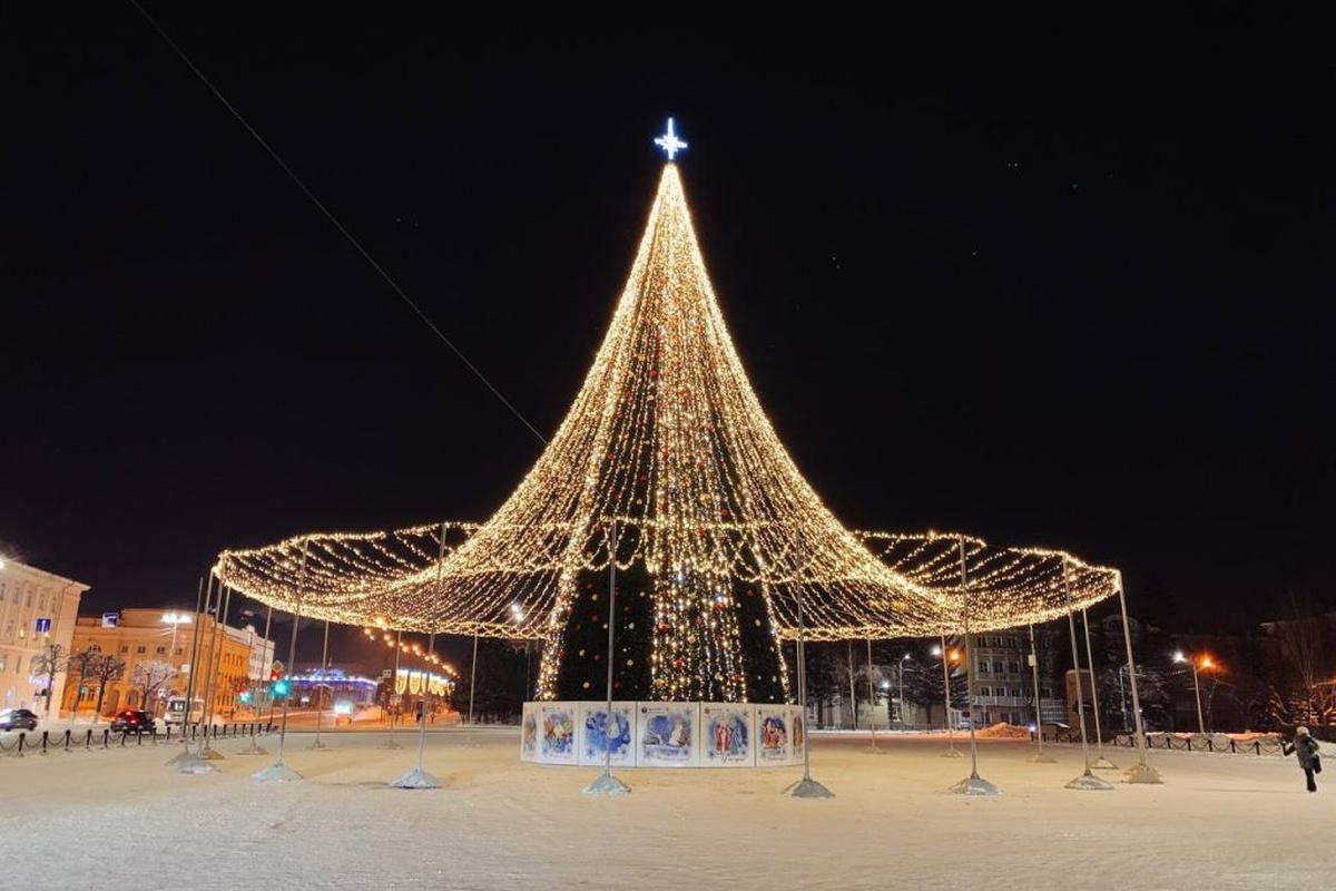 Новогоднее преображение: как менялся главный символ Нового года в Йошкар-Оле за последние два десятилетия?