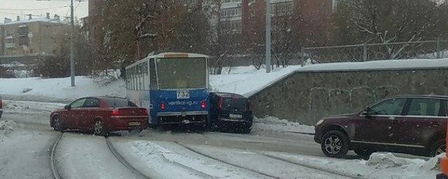 В Екатеринбурге Nissan снес трамвай с рельсов