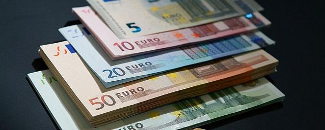 На Мосбирже курс евро впервые с 6 июля поднялся выше 66 рублей