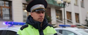 Кировский инспектор ДПС помог рожающей в машине женщине