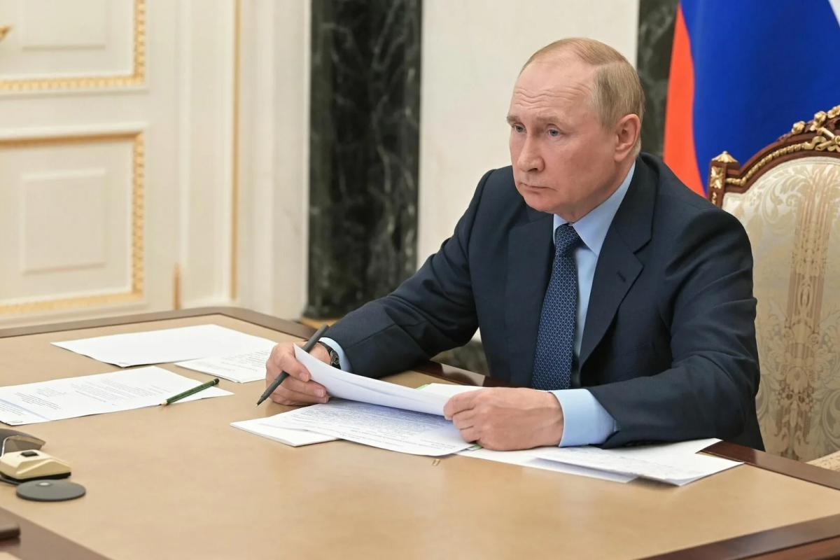 Путин (военный преступник) поручил доложить через год о повышении МРОТ опережающими темпами
