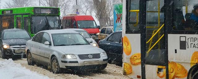 Снег и гололед парализовали движение в Челябинске