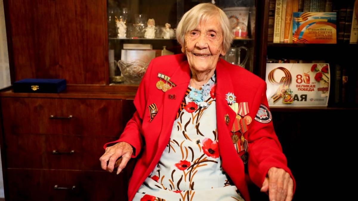 Губернатор Андрей Воробьёв поздравил ветерана ВОВ Наталью Беликову со 100-летием