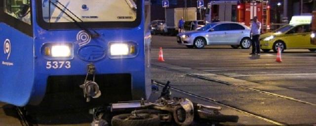 В Москве на шоссе Энтузиастов трамвай сбил мотоциклиста