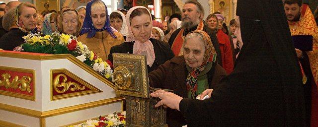 Паломникам в очереди к мощам Николая Чудотворца организуют питание