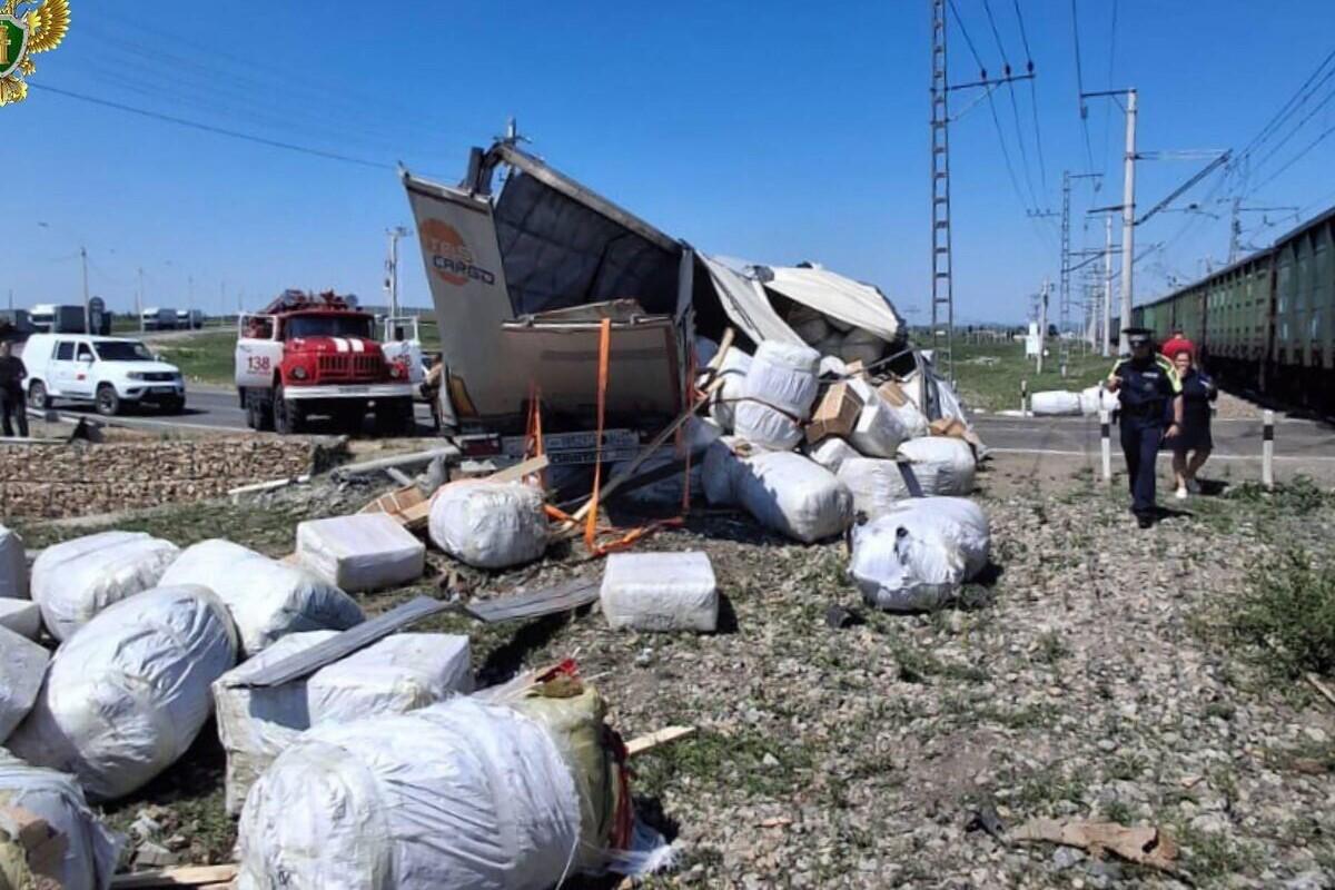 В Забайкалье на ж/д путях поезд столкнулся с фурой