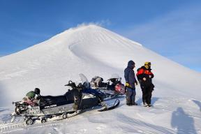 На Камчатке сейсмологи поднялись на вершину Авачинского вулкана для проверки работы оборудования