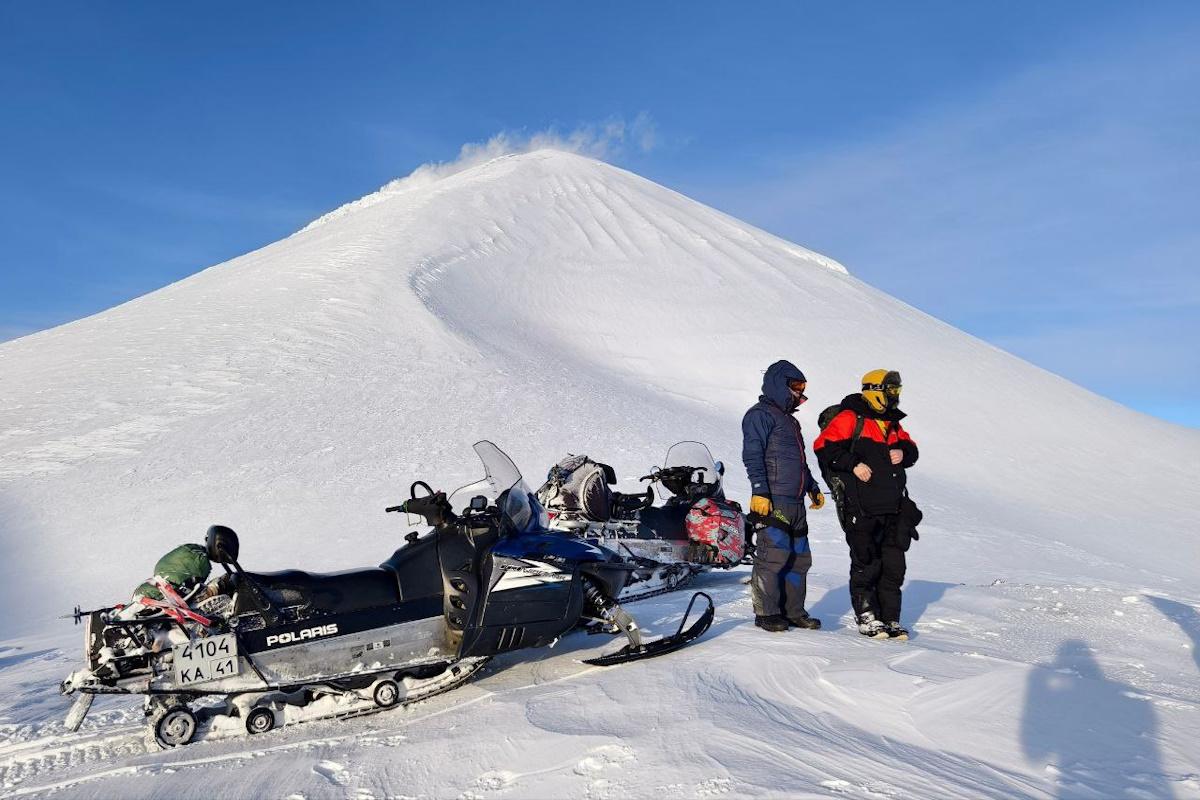На Камчатке сейсмологи поднялись на вершину Авачинского вулкана для проверки работы оборудования