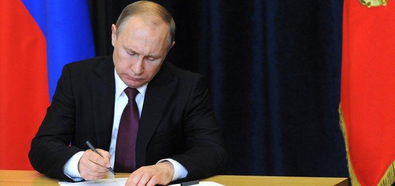 Путин подписал закон о запрете денежных переводов на Украину