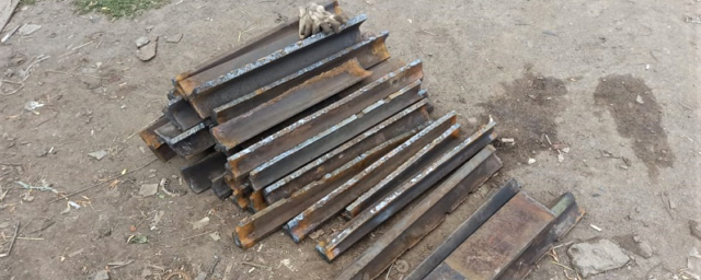 Двое жителей Яркова оперативно вывезли на металлолом демонтированные рельсы