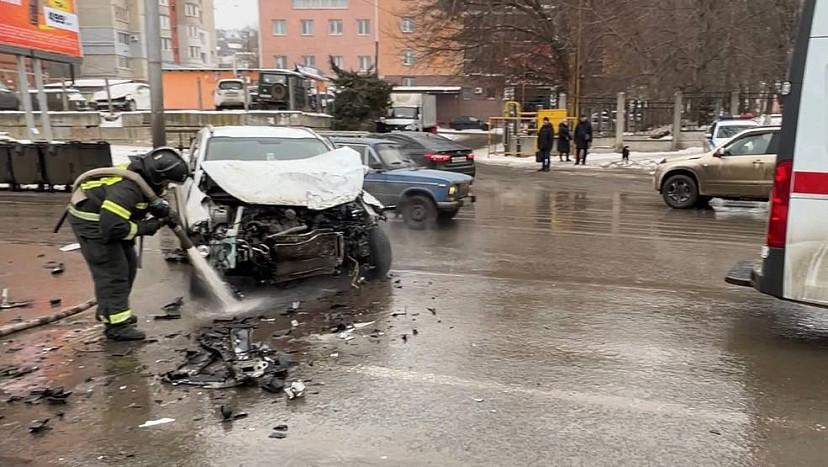 Три человека пострадали от столкновения двух иномарок в Саратове