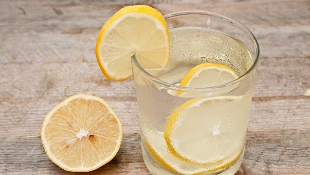 Профессор Скальный: Употребление воды с лимоном может помочь улучшить пищеварение