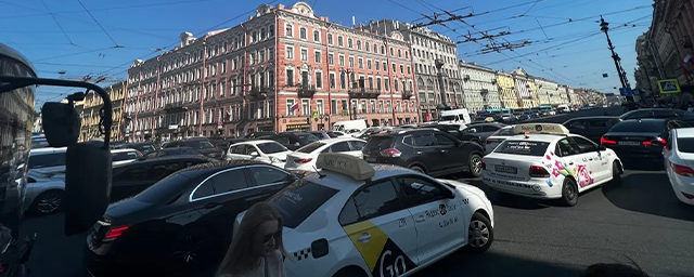 В центре Петербурга с полудня стояла пробка из-за обесточенных светофоров