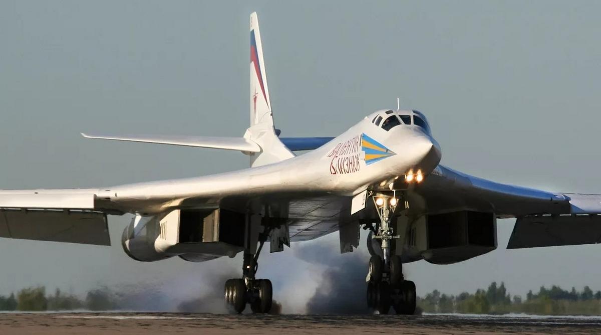 Что приготовил недругам обновлённый «Белый лебедь»? Владимир Путин слетал и оценил мощь Ту-160М
