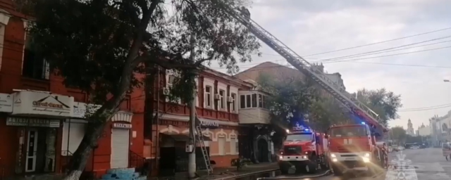 В центре Астрахани горело двухэтажное здание – памятник архитектуры
