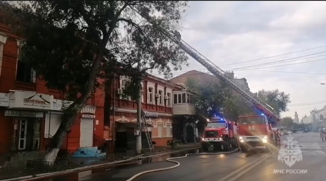 В центре Астрахани горело двухэтажное здание – памятник архитектуры