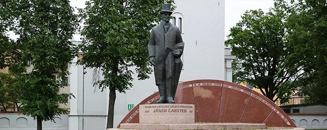 Посольство РФ предложило Латвии снести памятник президенту Чаксте за обучение в Российской империи