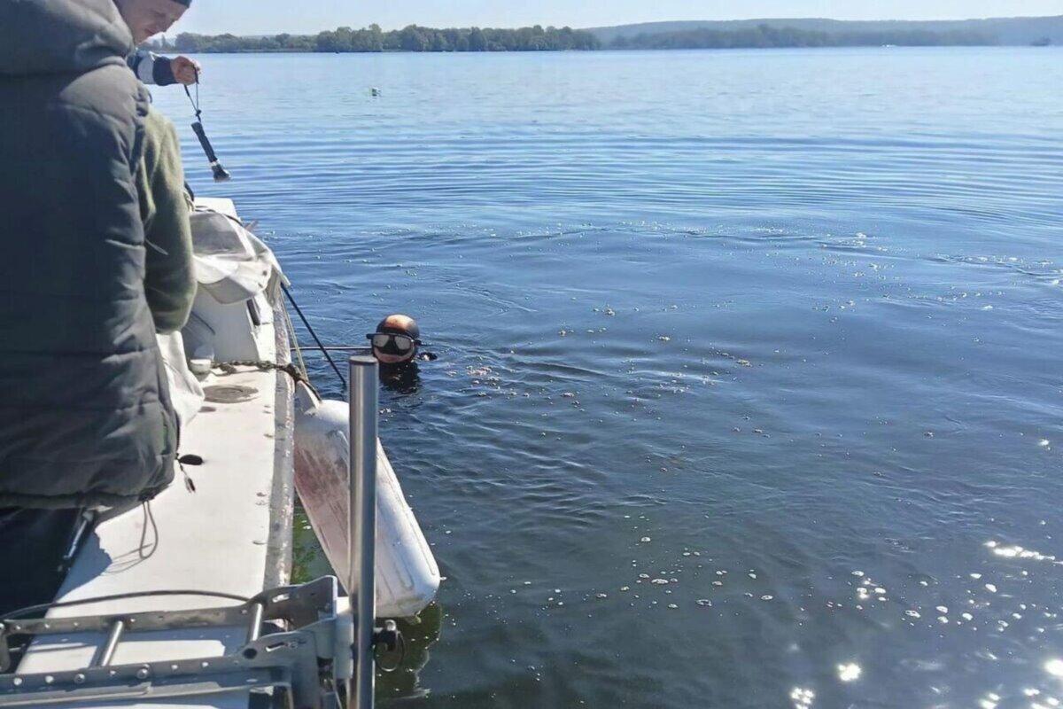 В Татарстане водолазы извлекли из воды тело одного из пассажиров перевернувшегося на Волге катера