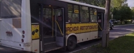 В Братске пенсионерка выпала из автобуса на ходу из-за случайно открывшейся двери