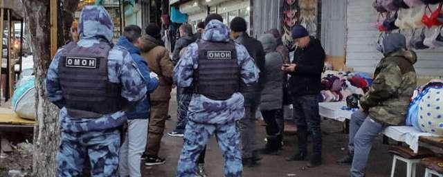 В Волгограде на Тракторном рынке стражи порядка задержали 13 мигрантов