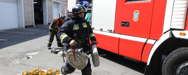В Петроградском районе Петербурга у элитного дома сгорели три иномарки