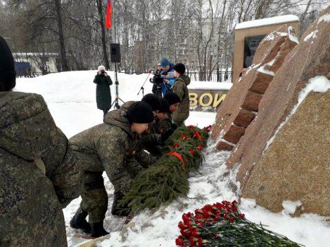 В Бердске возложили цветы к Мемориалу воинского братства