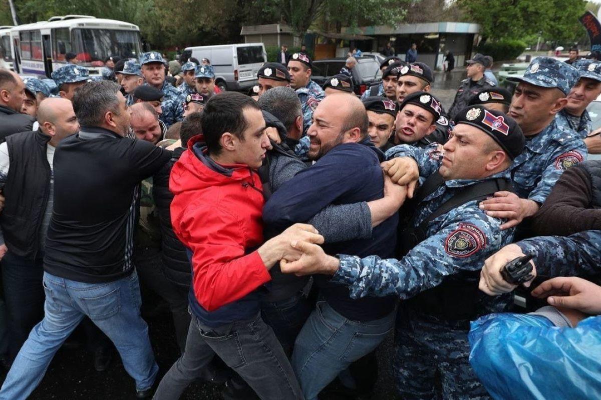 Оппозиция в Ереване готовится к штурму здания парламента