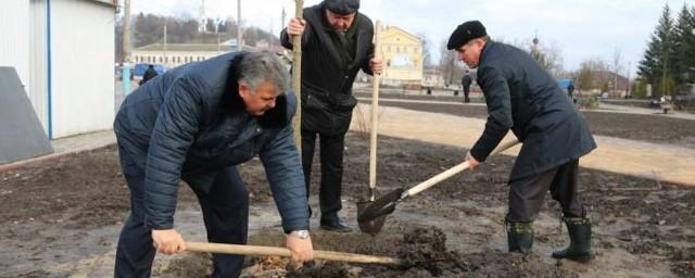 Мэр Брянска Макаров вместе с чиновниками посадил деревья на набережной‍