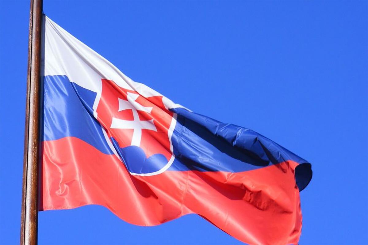 В Словакии завесили флагами оскорбительные надписи на советском мемориале