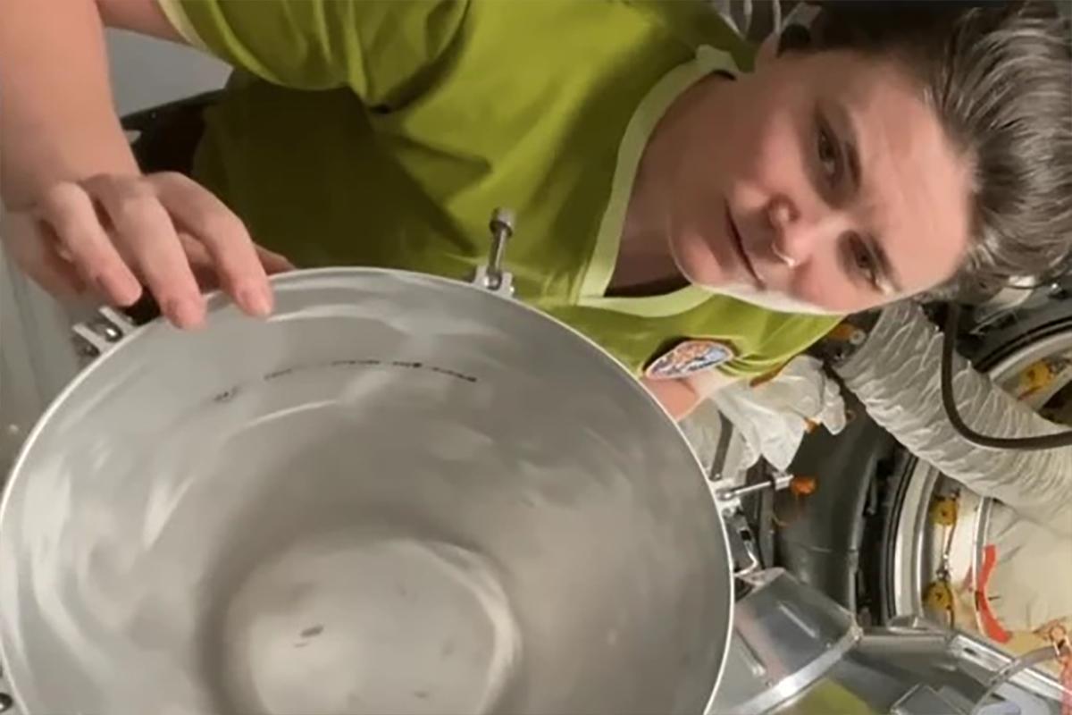 Космонавт из Новосибирска Анна Кикина показала, как на МКС добывают воду: от «космического ведра» до системы «Родник»