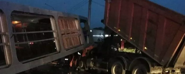 КамАЗ снес пешеходный мост на трассе М-5 в Свердловской области