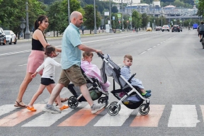 ВЦИОМ: большинство россиян уважают многодетных родителей