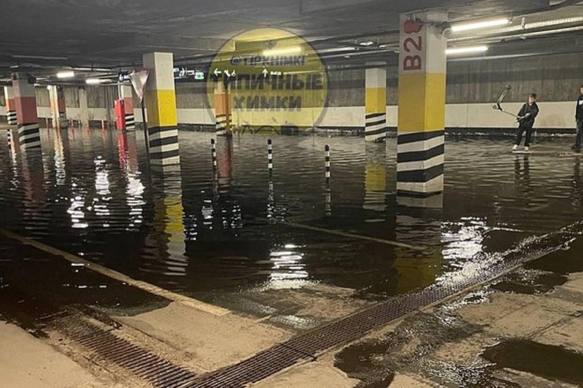 В подмосковных Химках во время ливня затопило подземную парковку