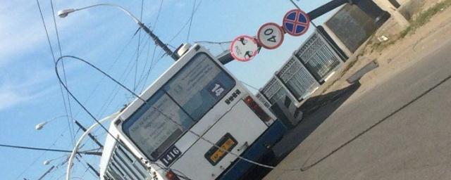 В Омске столб упал на крышу пассажирского автобуса