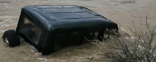 Течением реки в Тыве унесло УАЗ с водителем и пассажиром