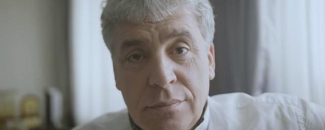 В сети опубликовали видео, где Павел Грудинин сбривает усы