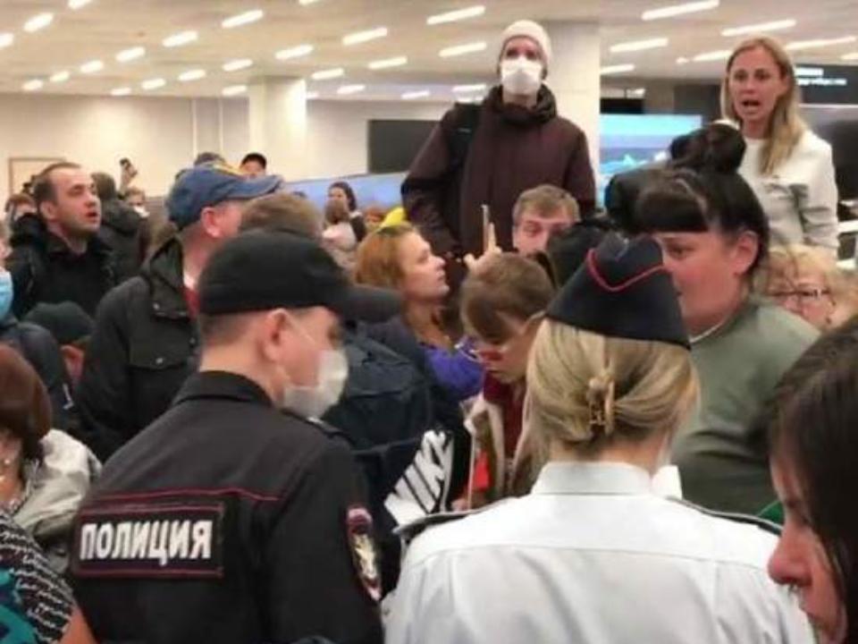 Россияне, попавшие под карантин, взяли штурмом выход из аэропорта