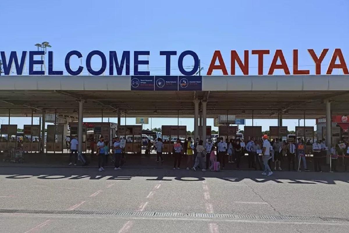 Анталию признали худшим курортом по задержкам рейсов