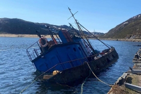 В Териберской губе произошло подтопление судна, вызвавшее разлив нефти