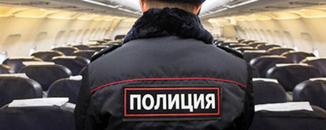 В Толмачево задержали пассажирку бизнес-класса за дебош в самолете