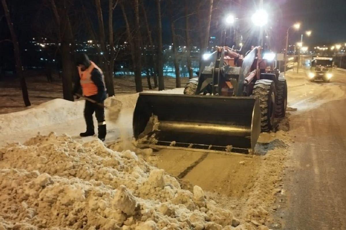 Дорожные службы Иркутска активно устраняют последствия сильного снегопада